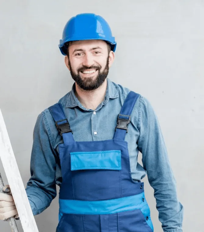 Homem-de-macacao-tipo-jardineira-azul-camiseta-branca-e-capacete-azul-instalando-sanca-fechada-em-gesso