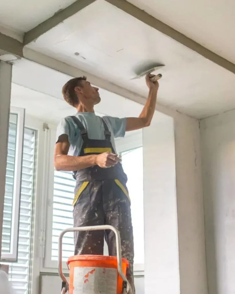 Homem-de-macacao-azul-da-Gesso-Aracatuba-dando-acabamento-no-forro-de-gesso.