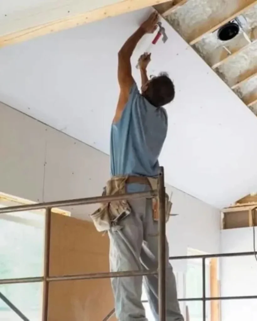 Homem-de-macacao-azul-da-Gesso-Aracatuba-instalando-forro-de-gesso-acartonado