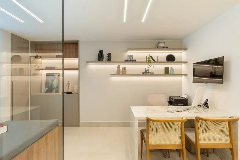 Gesso-para-clinicas-em-Lins-projetado-para-embutir-iluminacao-adequada-e-criar-um-ambiente-mais-confortavel-organizado-e-profissional.