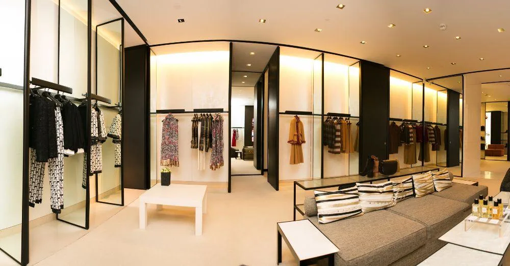 forro-de-gesso-com-iluminacao-embutida-em-ambiente-comercial-moderno-em-Birigui.
