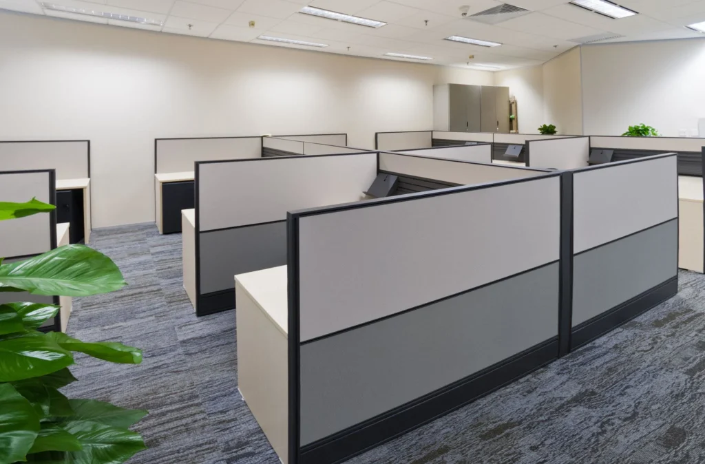 gesso-para-empresas-em-Birigui-com-forro-modular-e-iluminacao-em-ambiente-corporativo-organizado.