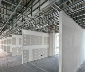 O sistema drywall utiliza perfis metálicos e chapas de gesso acartonado para criar paredes e divisórias com rapidez e precisão.