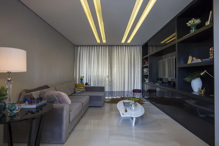 Forro de gesso em Andradina SP com rasgos de iluminação LED embutidos, design moderno e acabamento sofisticado.