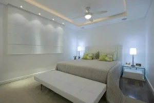 Quarto com forro de gesso rebaixado e sanca iluminada com LED indireto