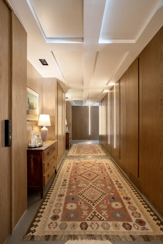 Rio-Preto-com-design-geometrico-no-teto-em-corredor-moderno-e-elegante