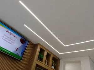 Forro de gesso com rasgo de luz linear e iluminação LED embutida